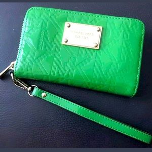 💚LIKE NEW Michael Kors wristlet💚
